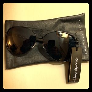 Quay VIVIENNE BLACK/SMOKE Sunglasses